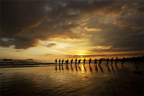 怎样玩流放之路手游版下载（流放之路如何下载）